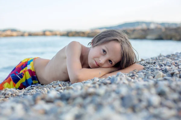 Dolce Bambino Ragazzo Preadolescente Sdraiato Sulla Spiaggia Francia Tramonto Estate — Foto Stock
