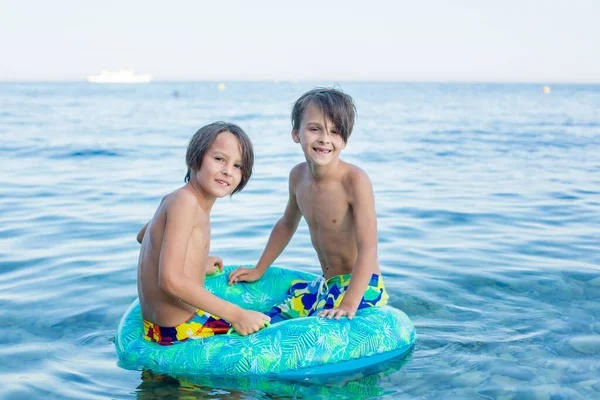 Niños Niños Preadolescentes Jugando Playa Con Anillo Inflable Divirtiéndose Agua — Foto de Stock