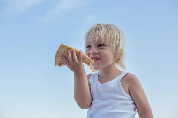 可爱的幼儿 在海滩上吃披萨 玩得开心 笑得开心 孩子在海滩上享受晚餐 — 图库照片