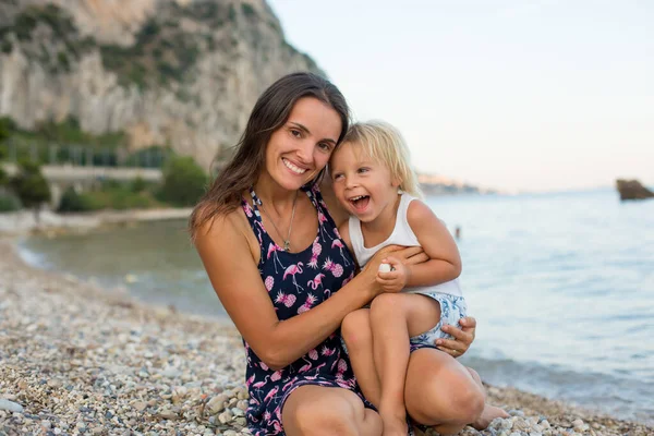 Amante Mãe Filho Menino Loiro Abraçando Praia Curtindo Tempo Juntos — Fotografia de Stock