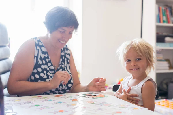 Nonna Insegnando Alfabeto Numeri Del Nipote Educandolo — Foto Stock