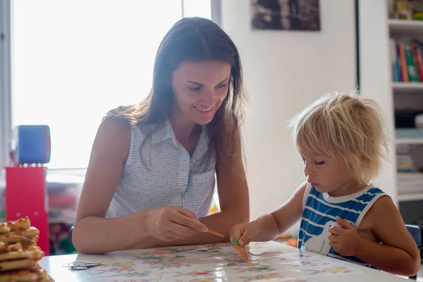 Mãe Ensinando Seu Filho Criança Menino Alfabeto Números Educando — Fotografia de Stock