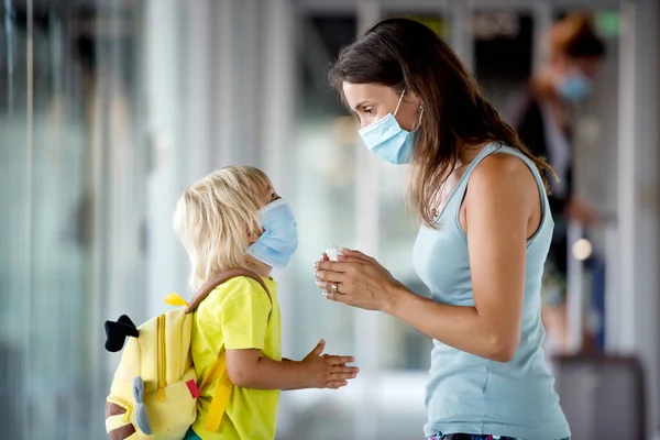 Mor Barn Lille Dreng Iført Ansigtsmasker Ved Hjælp Desinfektion Lufthavnen - Stock-foto
