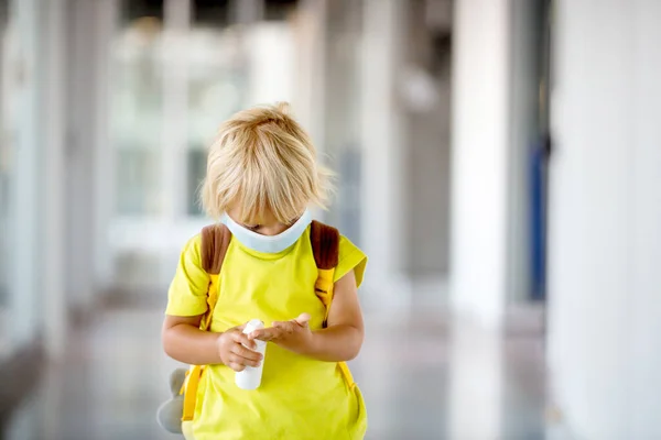 Peuter Jongen Kind Met Gezichtsmaskers Desinfectie Luchthaven Voorbereiding Een Vlucht — Stockfoto