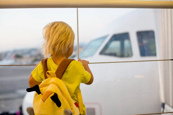 비행기에 탑승하기를 기다리고 밖에서 비행기를 비행을 준비하고 어린아이 공항의 — 스톡 사진