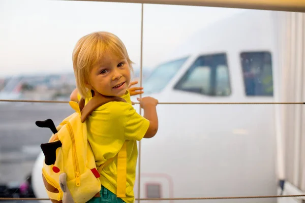 Peuter Kind Het Vliegveld Wachten Het Instappen Kijken Naar Vliegtuigen — Stockfoto