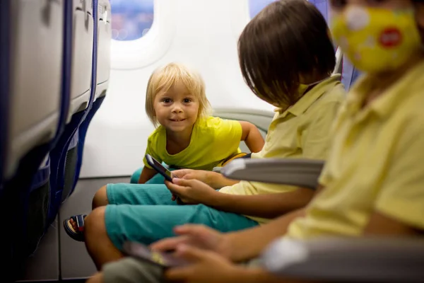 Leksakspojke Barn Ombord Flygplanet Sitter Och Väntar Avgång Leker Med — Stockfoto