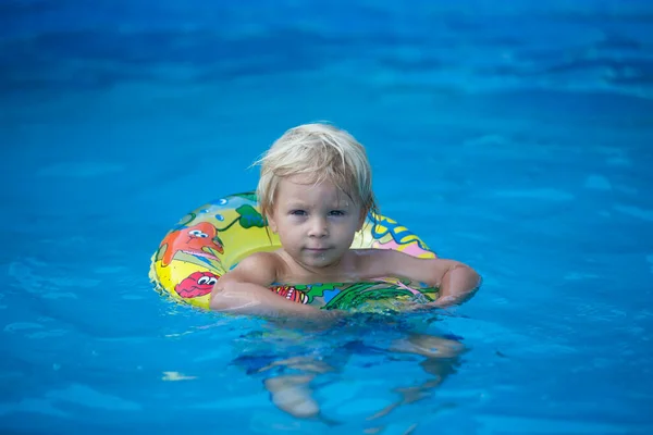 Criança Bonito Criança Menino Nadando Piscina Com Placa Anel Inflável — Fotografia de Stock