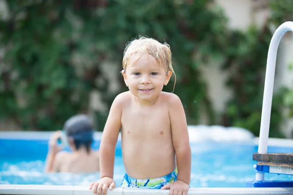 Söta Småbarn Pojke Simning Pool Med Bräda Och Uppblåsbar Ring — Stockfoto