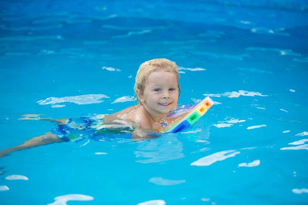 Милый Ребенок Мальчик Плавание Бассейне Доской Надувным Кольцом — стоковое фото