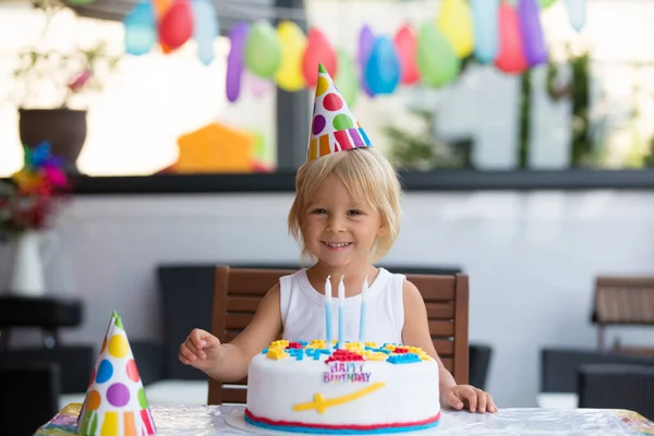 스러운 집에서 그리고 집에서 케이크로 생일을 축하하는 — 스톡 사진