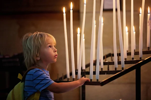 Kleiner Junge Betet Der Kapelle Mit Kerzen Vor Ihm — Stockfoto