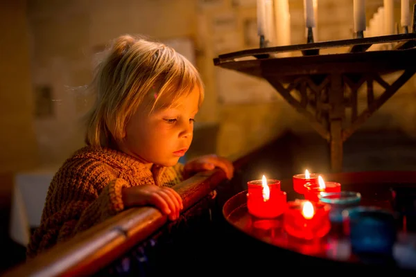 Маленький Мальчик Молящийся Часовне Свечами Перед Ним — стоковое фото