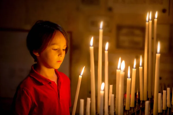 Menino Pequeno Rezando Capela Com Velas Frente Dele — Fotografia de Stock