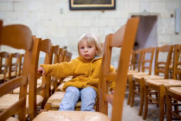 Kleine Peuter Biddend Kapel Met Kaarsen Voor Zich — Stockfoto