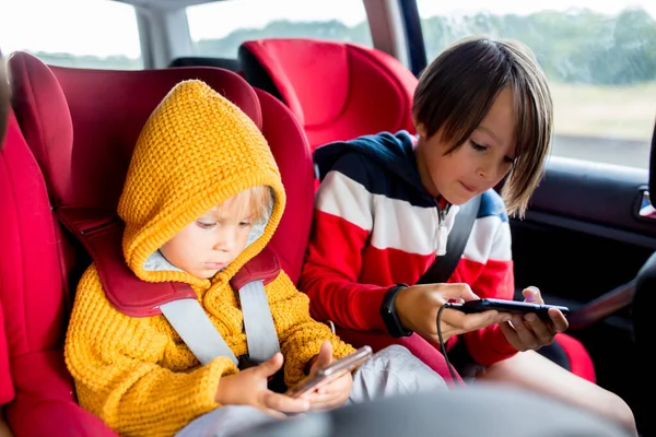 Tres Niños Niños Viajando Coche Silla Auto Jugando Móviles Para —  Fotos de Stock