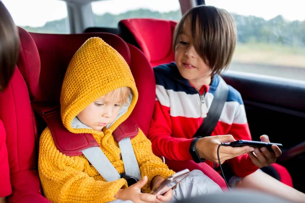 Tre Barn Pojkar Reser Bil Bilsätet Och Leker Mobiler För — Stockfoto