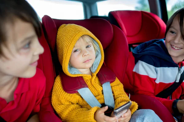 Tři Děti Chlapci Cestující Autě Autosedačce Hrající Mobilech Aby Zkrátili — Stock fotografie