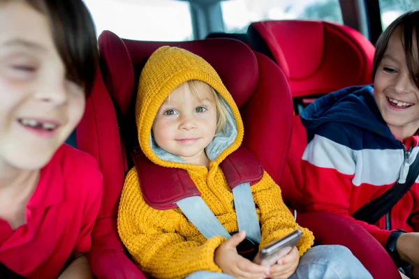 Tres Niños Niños Viajando Coche Silla Auto Jugando Móviles Para —  Fotos de Stock