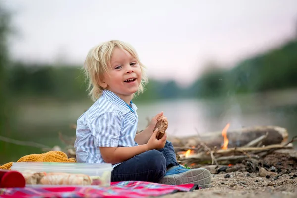 Bambino Bambino Picnic Con Famiglia Falò Sera Vicino Fiume Estate — Foto Stock