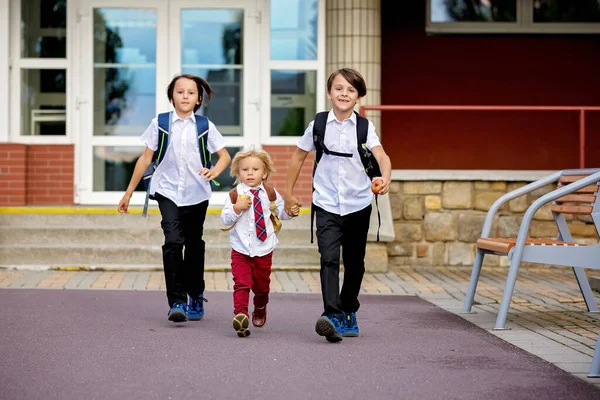 Crianças Escola Meninos Voltando Para Escola Depois Das Férias Verão — Fotografia de Stock