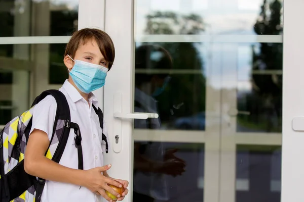 Школьник Мальчик Медицинских Масках Возвращается Школу После Летних Каникул Ребенок — стоковое фото