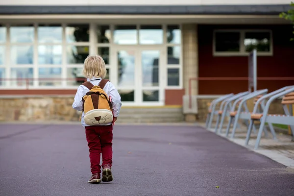 Criança Loira Pré Escolar Menino Bonito Uniforme Uivo Maçã Livro — Fotografia de Stock