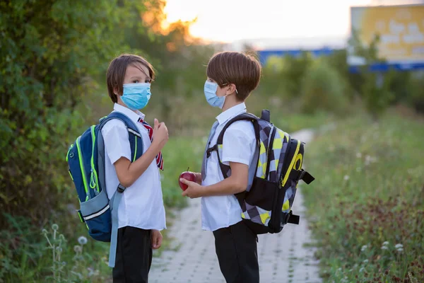 Niños Escuela Niños Con Máscaras Médicas Volviendo Escuela Después Las —  Fotos de Stock