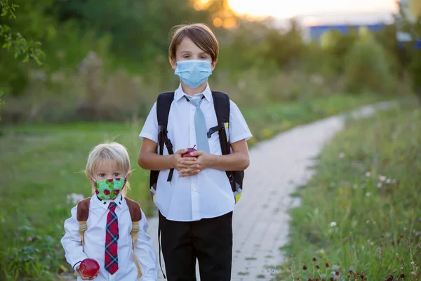 School Kinderen Jongens Met Medische Maskers Terug Naar School Zomervakantie — Stockfoto