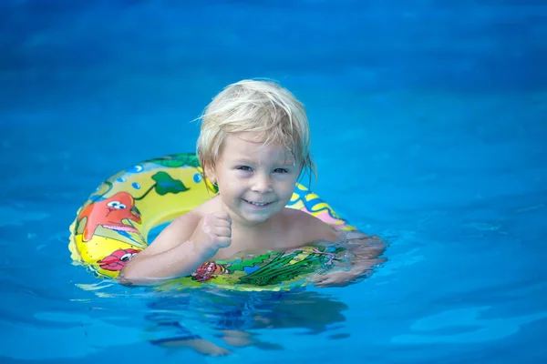 Söta Småbarn Pojke Simning Pool Med Bräda Och Uppblåsbar Ring — Stockfoto