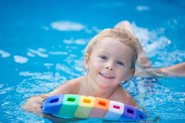 Schattig Peuter Kind Jongen Zwemmen Het Zwembad Met Boord Opblaasbare — Stockfoto