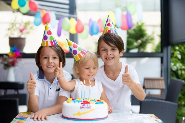 愛らしい幸せな子供 カラフルな自家製ケーキで自宅で誕生日を祝う小さな男の子 — ストック写真