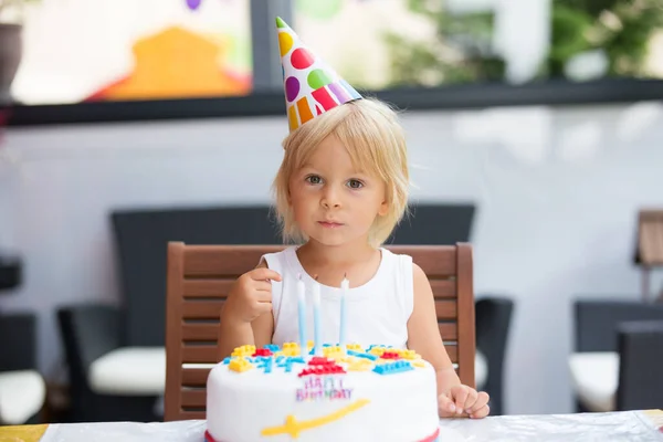 Αξιολάτρευτο Χαρούμενο Παιδί Μικρό Αγόρι Γιορτάζει Γενέθλιά Του Στο Σπίτι — Φωτογραφία Αρχείου