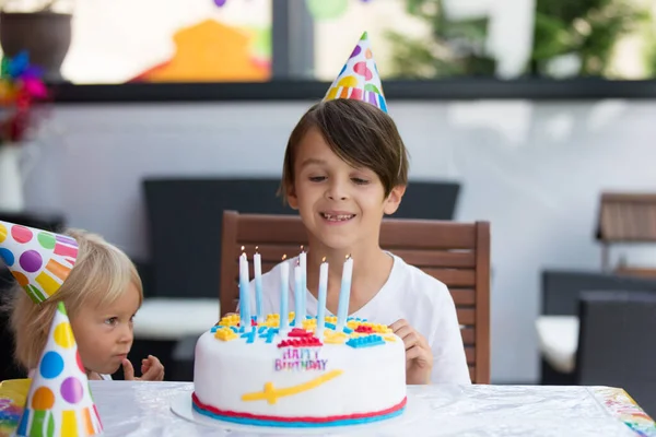 愛らしい幸せな子供 カラフルな自家製ケーキで自宅で誕生日を祝う小さな男の子 — ストック写真