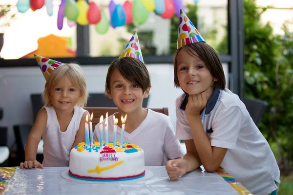 愛らしい幸せな子供 カラフルな自家製ケーキで自宅で誕生日を祝う小さな男の子 — ストック写真