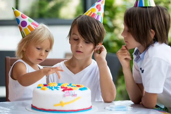 Criança Feliz Adorável Menino Pequeno Comemorando Seu Aniversário Casa Com — Fotografia de Stock