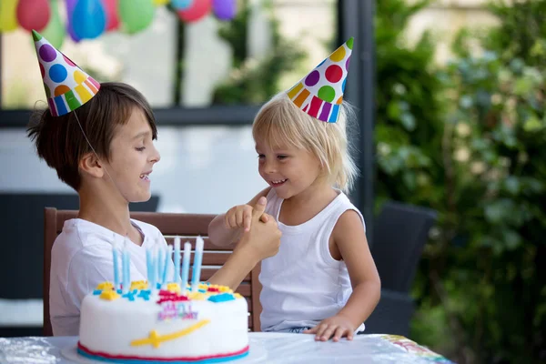 Urocze Szczęśliwe Dziecko Mały Chłopiec Świętujący Urodziny Domu Balonami Rodzeństwem — Zdjęcie stockowe