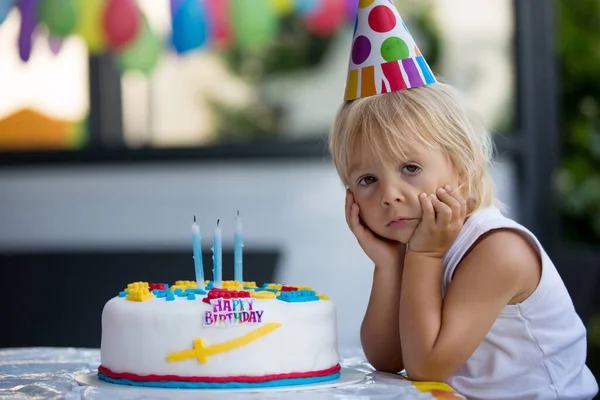 Criança Feliz Adorável Menino Pequeno Comemorando Seu Aniversário Casa Com — Fotografia de Stock