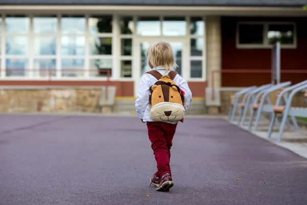 早熟金发碧眼的孩子 穿着制服的可爱男孩 拿着苹果和书本 暑假后第一次上幼儿园 — 图库照片