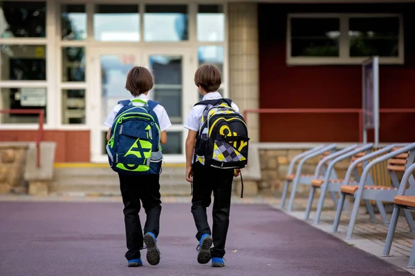 Copii Școlari Băieți Întorcându Școală După Vacanța Vară Copii Mergând — Fotografie, imagine de stoc
