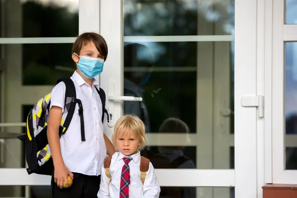 Школьник Мальчик Медицинских Масках Возвращается Школу После Летних Каникул Ребенок — стоковое фото