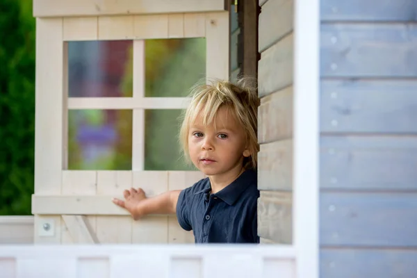 Tatlı Çocuk Bahçedeki Tahta Bebek Evinde Oynuyor Dışarı Bakıyor — Stok fotoğraf