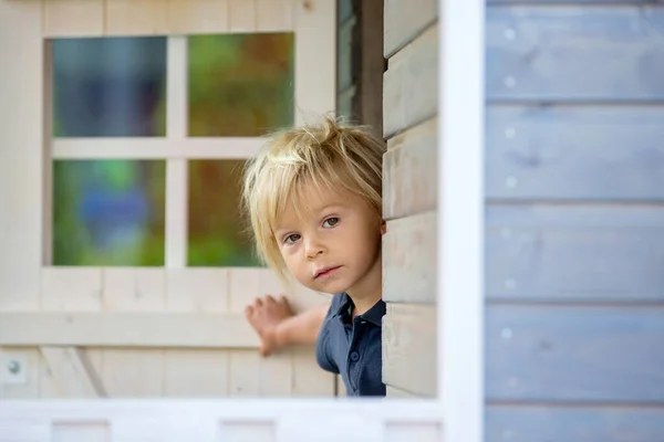 Сладкий Мальчик Играющий Деревянном Домике Саду Выглядывающий Окна — стоковое фото