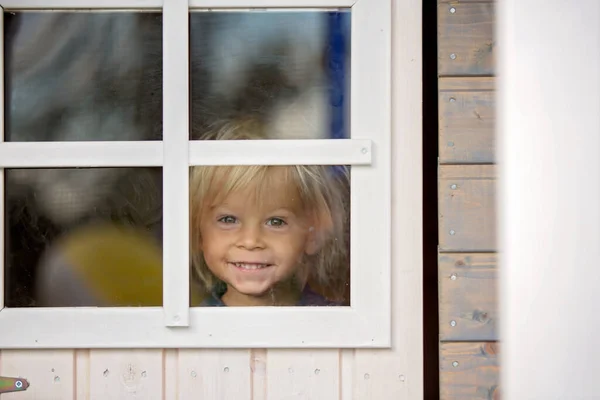 Dolce Bambino Ragazzo Giocando Casa Bambola Legno Giardino Guardando Fuori — Foto Stock