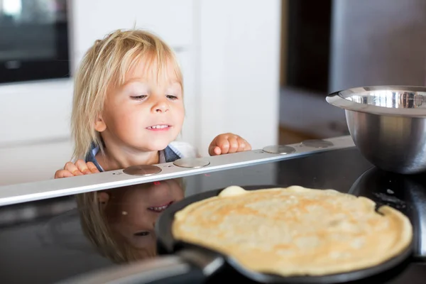 Schattig Peuter Kind Blond Jongen Het Maken Van Pannenkoek Keuken — Stockfoto