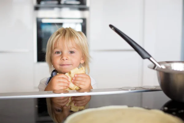 Schattig Peuter Kind Blond Jongen Het Maken Van Pannenkoek Keuken — Stockfoto