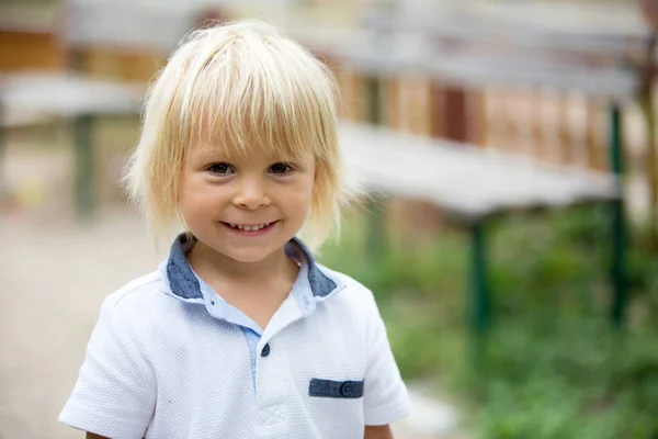 一个可爱的小孩 漂亮的金发男孩 在公园里对着摄像机笑的亲密画像 — 图库照片