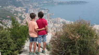 Çocuklar, La Turbie 'den Monaco' nun kayaların üzerinde duruşuna bakın..