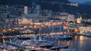 Yazın akşamları köyden Monako limanının manzarası
