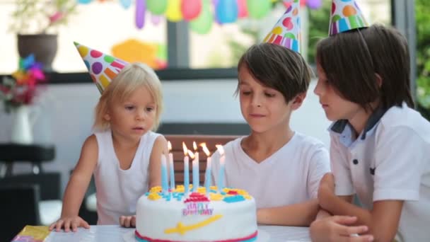 Adorables Niños Felices Niños Pequeños Celebrando Cumpleaños Casa Con Globos — Vídeo de stock